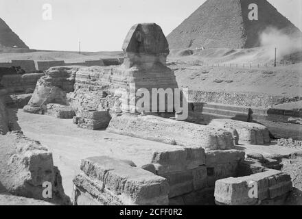 Didascalia originale: Egitto. Sfinge e piramidi. La Sfinge (3/4 faccia) & le tre piramidi - posizione: Egitto--Jizah ca. 1934-1939 Foto Stock