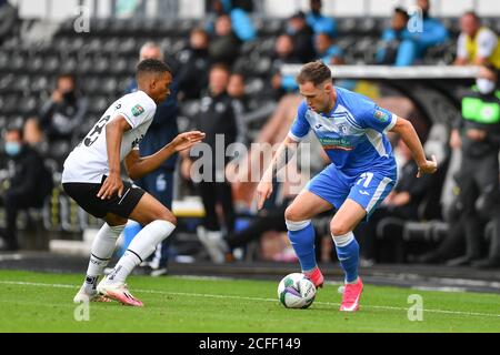 DERBY, INGHILTERRA. 5 SETTEMBRE Josh Kay of Barrow combatte con Lee Buchanan della contea di Derby durante la partita della Carabao Cup tra Derby County e Barrow al Pride Park, Derby (Credit: Jon Hobley | MI News) Credit: MI News & Sport /Alamy Live News Foto Stock