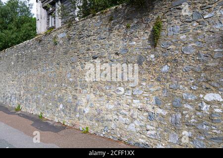 Vecchio muro di grado II (grado 2) in pietra di Purbeck e pietra di Pulborough che corre lungo i terreni del castello di Arundel, Sussex occidentale, Inghilterra, Regno Unito. Foto Stock