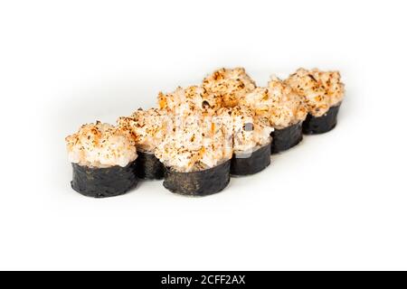 Rotolo di sushi al forno con gamberi su un piatto bianco, sushi giapponese classico. Cibo tradizionale giapponese con pezzi di sushi deliziosi maki. per il menu del ristorante. copyspace. Foto Stock