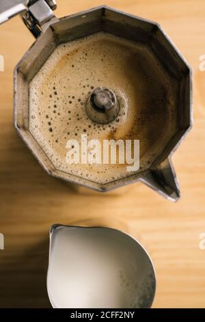 Macchina per il caffè geyser e caraffa per il latte Foto Stock