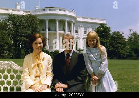 Rosalynn carter Jimmy carter e Amy carter sul prato sud di fronte alla Casa Bianca. CA. 24 luglio 1977 Foto Stock