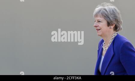 Il primo ministro britannico Theresa May cammina oltre un contesto neutrale, politico del Partito conservatore, primo piano ritratto, Londra, Regno Unito Foto Stock