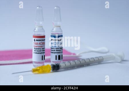 Fiale per vaccini GAM COVID Vac note anche come 'putnik V'. Ampolle con lettere russe tradotte come 'Gam-COVID-Vac'. Editoriale in scena illustrativa. Foto Stock