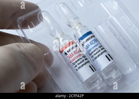 Fiale per vaccini GAM COVID Vac note anche come 'putnik V'. Ampolle con lettere russe tradotte come 'Gam-COVID-Vac'. Editoriale in scena illustrativa. Foto Stock