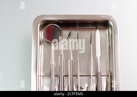 Set di strumenti dentistici professionali. Attrezzi del medico in un vassoio di metallo Foto Stock