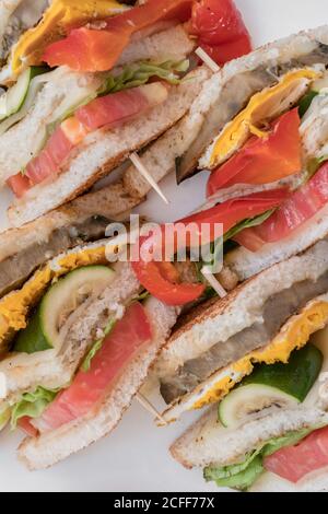 Panini vegetariani. Toast salutari con omelette, peperoni, zucchine e pomodori per colazione o pranzo. Dieta a base di piante. Concetto di cibo intero. Cl Foto Stock