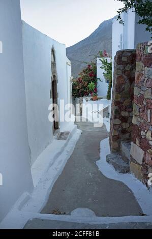 I vicoli tortuosi di Megalo Chorio sull'isola greca Di Tilos Foto Stock