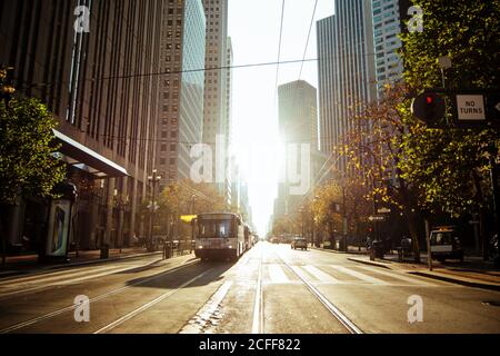 Venice Beach, USA - 5 dicembre 2017: Edifici geometrici e tram con faro acceso che si muove sulla ferrovia in strada con cartello giallo Foto Stock