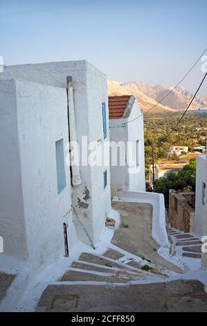 I vicoli tortuosi di Megalo Chorio sull'isola greca Di Tilos Foto Stock