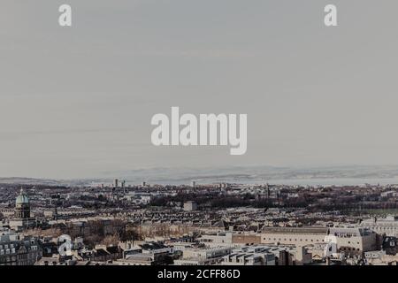 Dall'alto si può ammirare il quartiere storico della costa antica città contro il mare e cielo grigio senza nuvole Foto Stock
