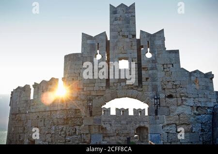 Alba vicino alla porta di San Paolo nella città di Rodi Foto Stock