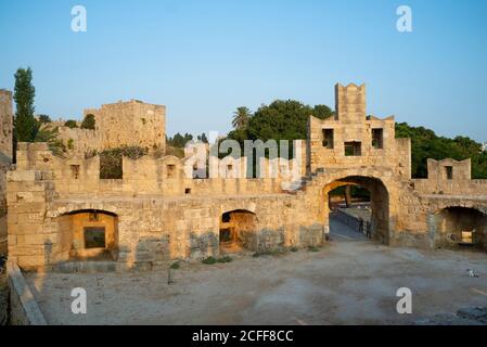 Le vecchie mura del castello, vicino alla porta di San Paolo nella città di Rodi Foto Stock