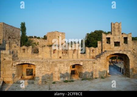 Le vecchie mura del castello, vicino alla porta di San Paolo nella città di Rodi Foto Stock