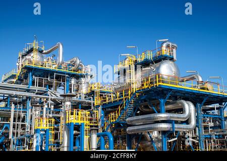 Industria petrolifera installazione di apparecchiature, tubi metallici e costruzioni. Foto Stock