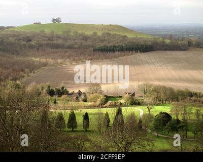 Vista a sud verso Beacon Hill da Coombe Hill sulla scarpata di Chilterns, Buckinghamshire Foto Stock