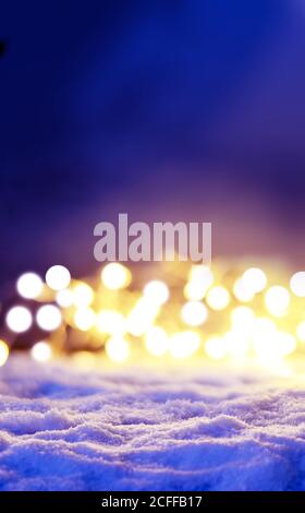 Magico sfondo di natale invernale con luci di natale e neve a. notte Foto Stock