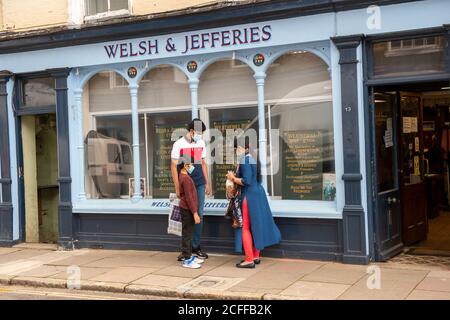 Eton, Windsor, Berkshire, Regno Unito. 5 Settembre 2020. I sarti di Welsh & Jefferies a Eton High Street. Mentre il nuovo termine scolastico inizia la prossima settimana per alcune scuole pubbliche, i genitori stamani erano fuori lo shopping per le uniformi scolastiche per i loro bambini. Credit: Maureen McLean/Alamy Live News Foto Stock