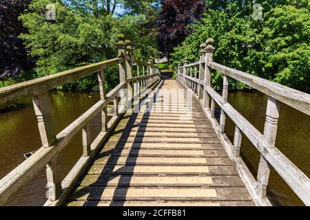 Il ponte sulla piscina Swan nel Priory Park, Great Malvern, Worcestershire, Inghilterra Foto Stock