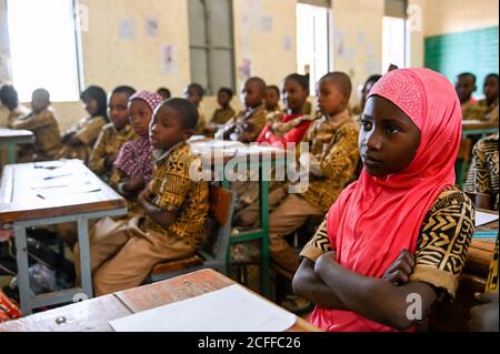 MALI, Gao, scuola di chiesa cattolica, alunni musulmani in classe , la scuola è stata durante la guerra nel 2012 occupata e distrutta da estremisti islamisti / katholische Schule ECSG „Ecole Catholique Soeur Geneviève", Schule wurde während des Krieges 2012 von Islamisten als Quartier genutzt und zerstört, Unterrichtsraum, Mausedchen Foto Stock