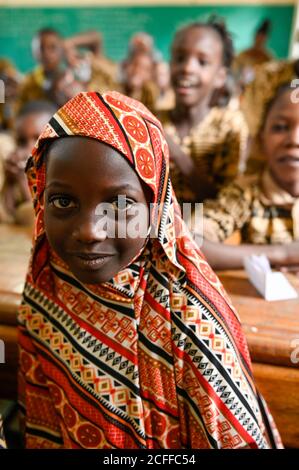 MALI, Gao, scuola di chiesa cattolica, alunni musulmani in classe , la scuola è stata durante la guerra nel 2012 occupata e distrutta da estremisti islamisti / katholische Schule ECSG „Ecole Catholique Soeur Geneviève", Schule wurde während des Krieges 2012 von Islamisten als Quartier genutzt und zerstört, Unterrichtsraum, Mausedchen Foto Stock