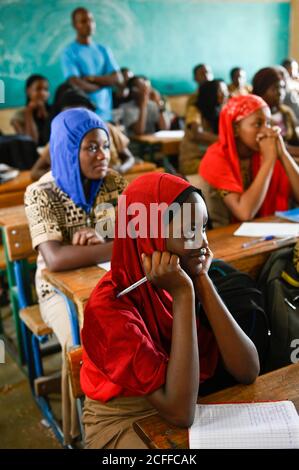 MALI, Gao, scuola di chiesa cattolica, alunni musulmani in classe , la scuola è stata durante la guerra nel 2012 occupata e distrutta da estremisti islamisti / katholische Schule ECSG „Ecole Catholique Soeur Geneviève", Schule wurde während des Krieges 2012 von Islamisten als Quartier genutzt und zerstört, Unterrichtsraum, Mausedchen Foto Stock