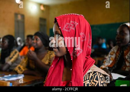 MALI, Gao, scuola di chiesa cattolica, alunni musulmani in classe , la scuola è stata durante la guerra nel 2012 occupata e distrutta da estremisti islamisti / katholische Schule ECSG „Ecole Catholique Soeur Geneviève", Schule wurde während des Krieges 2012 von Islamisten als Quartier genutzt und zerstört, Unterrichtsraum, Mausedchen Foto Stock