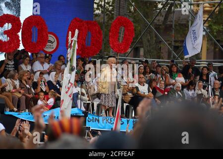 Buenos Aires, Argentina; 24 marzo: le organizzazioni sociali marciano per commemorare la data di inizio dell'ultima dittatura in Argentina. Foto Stock