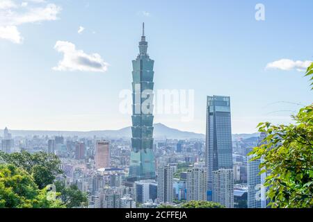 Taipei, Taiwan - 21 agosto 2020: Taipei 101 skyline della torre, paesaggio urbano paesaggio cittadino, preso da Xiangshan, montagna elefante. Foto Stock