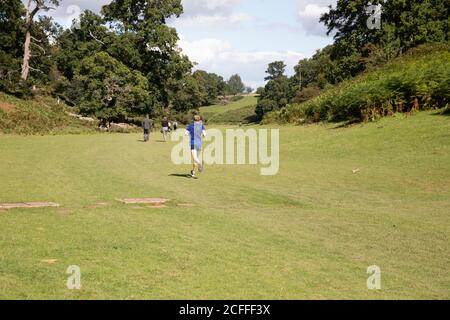 Sevenoaks, Kent, UK5th settembre 2020, la gente che prende il loro esercizio quotidiano nel sole glorioso nel Knole, Sevenoaks. La gente spesso cammina attraverso il parco sperando di vedere le mandrie della sika selvaggia e del cervo della preda che vivono là. È un ottimo posto per camminare, correre o fare un picnic ricordando di seguire il Social Distancing Rules.Credit: Keith Larby/Alamy Live News Foto Stock