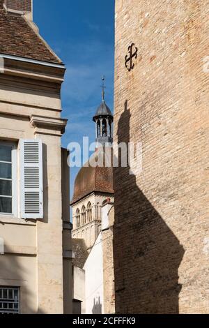 Basilica di nostra Signora incorniciata da altri edifici della città, Beaune, Francia Foto Stock