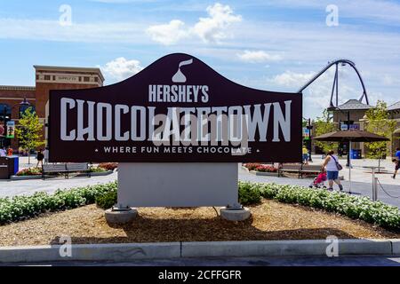 Hershey, PA, USA - 4 settembre 2020: Il cartello di Hershey's Chosoactetown si trova all'ingresso di Hersheypark. Foto Stock