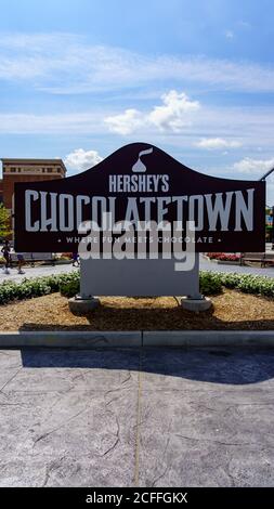 Hershey, PA, USA - 4 settembre 2020: Il cartello di Hershey's Chosoactetown si trova all'ingresso di Hersheypark. Foto Stock