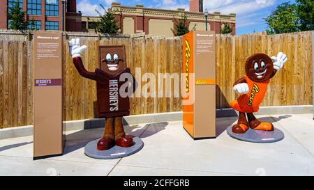 Hershey, PA, USA - 4 settembre 2020: I personaggi del cioccolato mostrano i requisiti di altezza per le giostre all'ingresso di Hersheypark. Foto Stock