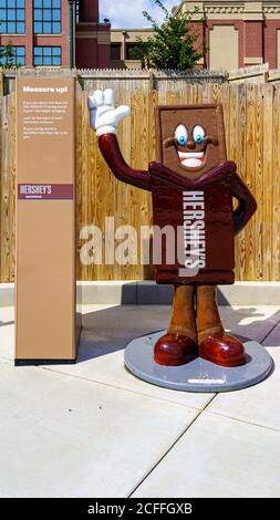 Hershey, PA, USA - 4 settembre 2020: I personaggi del cioccolato mostrano i requisiti di altezza per le giostre all'ingresso di Hersheypark. Foto Stock