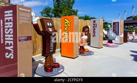 Hershey, PA, USA - 4 settembre 2020: I personaggi del cioccolato mostrano i requisiti di altezza per le giostre all'ingresso di Hersheypark. Foto Stock