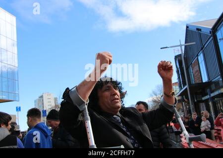 Christchurch, Canterbury, Nuova Zelanda. 27 Agosto 2020. Festeggiamenti gioiosi come membri della comunità islamica salutare bene i wisher al ritorno dalla corte di condanna.i membri della comunità islamica che erano venuti a vedere l'aggressore alla moschea di Christchurch condannati hanno lasciato il tribunale a molte celebrazioni da una grande folla di benestanti. L'aggressore alla moschea, Brenton Tarrant è stato condannato all'ergastolo senza parole per l'omicidio di 51 musulmani, 40 accuse di tentato omicidio e una accusa di terrorismo. È la prima persona ad essere accusato, condannato e condannato a morte imprito Foto Stock