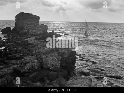 Didascalia originale: Cesarea. (Kaisarieh). Tramonto scena che domina la mischia di tumbled giù resti di roccaforte - Ubicazione: Israele--Cesarea ca. 1938 Foto Stock