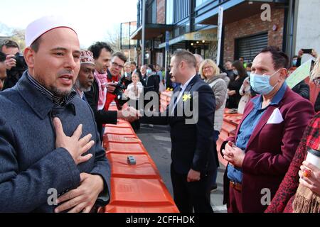 Christchurch, Canterbury, Nuova Zelanda. 27 Agosto 2020. I membri del pubblico salutano le vittime degli attacchi con gioia dopo la condanna dell'aggressore alla moschea di Christchurch.i membri della comunità islamica che erano venuti a vedere l'aggressore alla moschea di Christchurch hanno condannato l'uscita dal tribunale a molte celebrazioni da parte di una grande folla di benestanti. L'aggressore alla moschea, Brenton Tarrant è stato condannato all'ergastolo senza parole per l'omicidio di 51 musulmani, 40 accuse di tentato omicidio e una accusa di terrorismo. È il primo ad essere accusato, condannato e condannato a vita impri Foto Stock