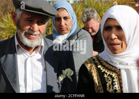 Christchurch, Canterbury, Nuova Zelanda. 27 Agosto 2020. Ahmet Tuyan e sua moglie Fatma Tuyan che viaggiava da Ankara, La Turchia per vedere l'uomo che ha ucciso il figlio condannato all'ergastolo senza parole è visto parlare con i media.i membri della comunità islamica che erano venuti a vedere l'aggressore alla moschea di Christchurch hanno condannato l'uscita dal tribunale a molte celebrazioni da parte di una grande folla di benestanti. L'aggressore alla moschea, Brenton Tarrant è stato condannato all'ergastolo senza parole per l'omicidio di 51 musulmani, 40 accuse di tentato omicidio e una accusa di terrorismo. È il primo Foto Stock