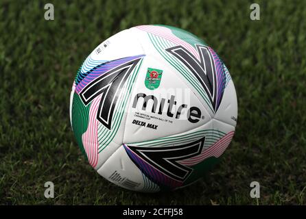 Una vista di una palla da match Mitre Delta Max EFL durante la prima partita della Carabao Cup al Prenton Park, Birkenhead. Foto Stock