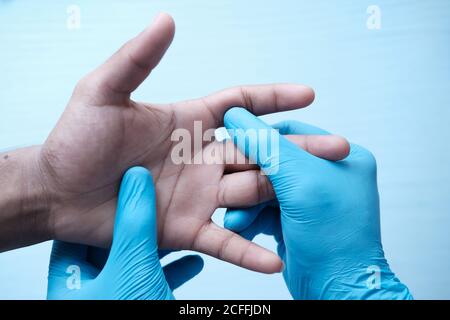 Vista dall'alto del medico maschile che tiene una mano del paziente. Foto Stock