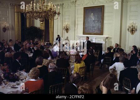 Jimmy carter e Rosalynn carter ospitano una cena di Stato in onore del primo ministro Pierre Trudeau e Margaret Trudeau del Canada. CA. 21 febbraio 1977 Foto Stock