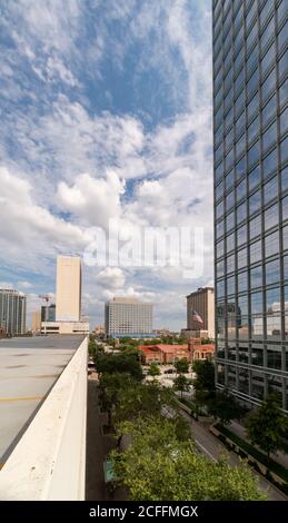 Vista delle strade di Houston Texas con grande vetro Edificio e casa dei vigili del fuoco sullo sfondo Foto Stock