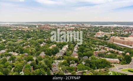Lo skyline di Alessandria, Virginia, USA e delle aree circostanti, visto dalla cima del Tempio Masonico George Washington. Foto Stock