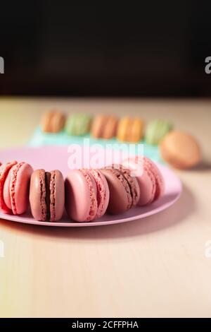 Deliziosi biscotti colorati macaron disposti a forma di sorriso emoji Foto Stock