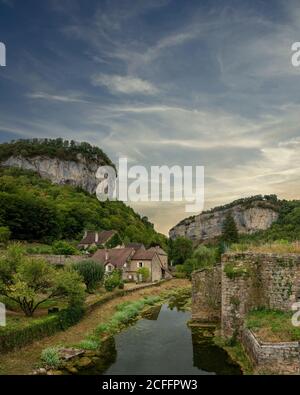 Baume les Messieurs, antico villaggio nella regione del Giura, Francia Foto Stock