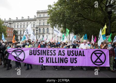 Londra, Regno Unito. 3 settembre 2020. Gli attivisti del clima della ribellione estinzione partecipano a una protesta del ‘Carnevale della corruzione’ contro la facilitazione e il finanziamento da parte del governo dell’industria dei combustibili fossili. Gli attivisti della ribellione per l'estinzione stanno partecipando a una serie di proteste della ribellione in settembre in tutto il Regno Unito per chiedere ai politici di sostenere il progetto di legge sul clima e l'emergenza ecologica (ECE Bill), che richiede, tra le altre misure, Un piano serio per affrontare la quota di emissioni del Regno Unito e fermare gli aumenti critici delle temperature globali e per coinvolgere i cittadini comuni nella futura pianificazione ambientale Foto Stock