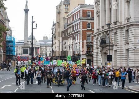 Londra, Regno Unito. 3 settembre 2020. Gli attivisti del clima della ribellione estinzione partecipano a una protesta del ‘Carnevale della corruzione’ contro la facilitazione e il finanziamento da parte del governo dell’industria dei combustibili fossili. Gli attivisti della ribellione per l'estinzione stanno partecipando a una serie di proteste della ribellione in settembre in tutto il Regno Unito per chiedere ai politici di sostenere il progetto di legge sul clima e l'emergenza ecologica (ECE Bill), che richiede, tra le altre misure, Un piano serio per affrontare la quota di emissioni del Regno Unito e fermare gli aumenti critici delle temperature globali e per coinvolgere i cittadini comuni nella futura pianificazione ambientale Foto Stock