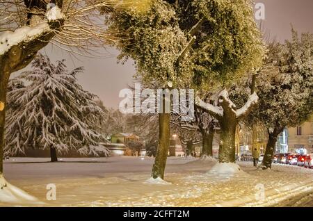 Vista notturna delle strade di Lucca dopo una tempesta di neve, Italia. Foto Stock